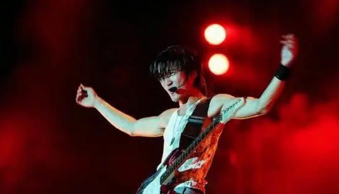 谢霆锋|《好声音2020》官宣，那位主动上台给学员伴奏的导师，又回来了