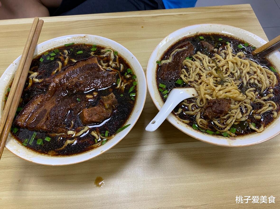 面条|深巷里的老面馆，开了近三十年只有六张桌子，食客：面里的肉真多