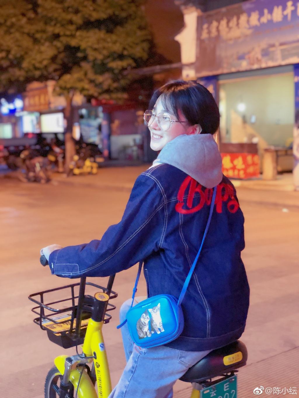 陈小纭▲陈小纭穿老年麻布衫，一身的乡土气质，看脸却是清秀稚嫩！