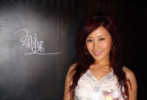 赵本山▲被赵本山捧红的“玉芬”,交不起学费,拒绝上春晚,嫁给了于洋