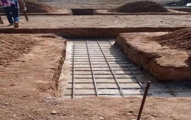 村民25万建农村小别墅, 完工后大摆宴席庆祝搬迁