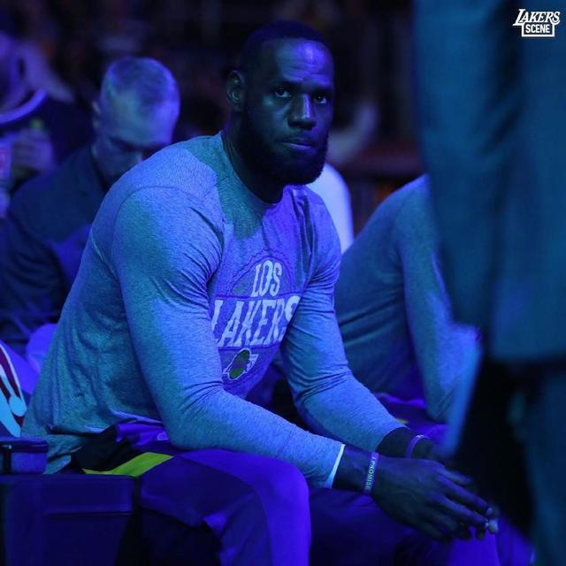 迈克尔·乔丹▲乔丹纪录片热播，詹姆斯却上热搜？到底谁才是NBA历史第一？