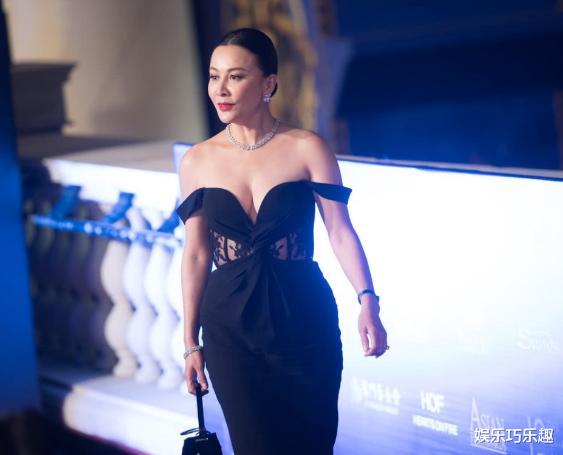 李沁|2015年，刘嘉玲大摆宴席正式认胡军儿子为干儿子，过户房产给康康