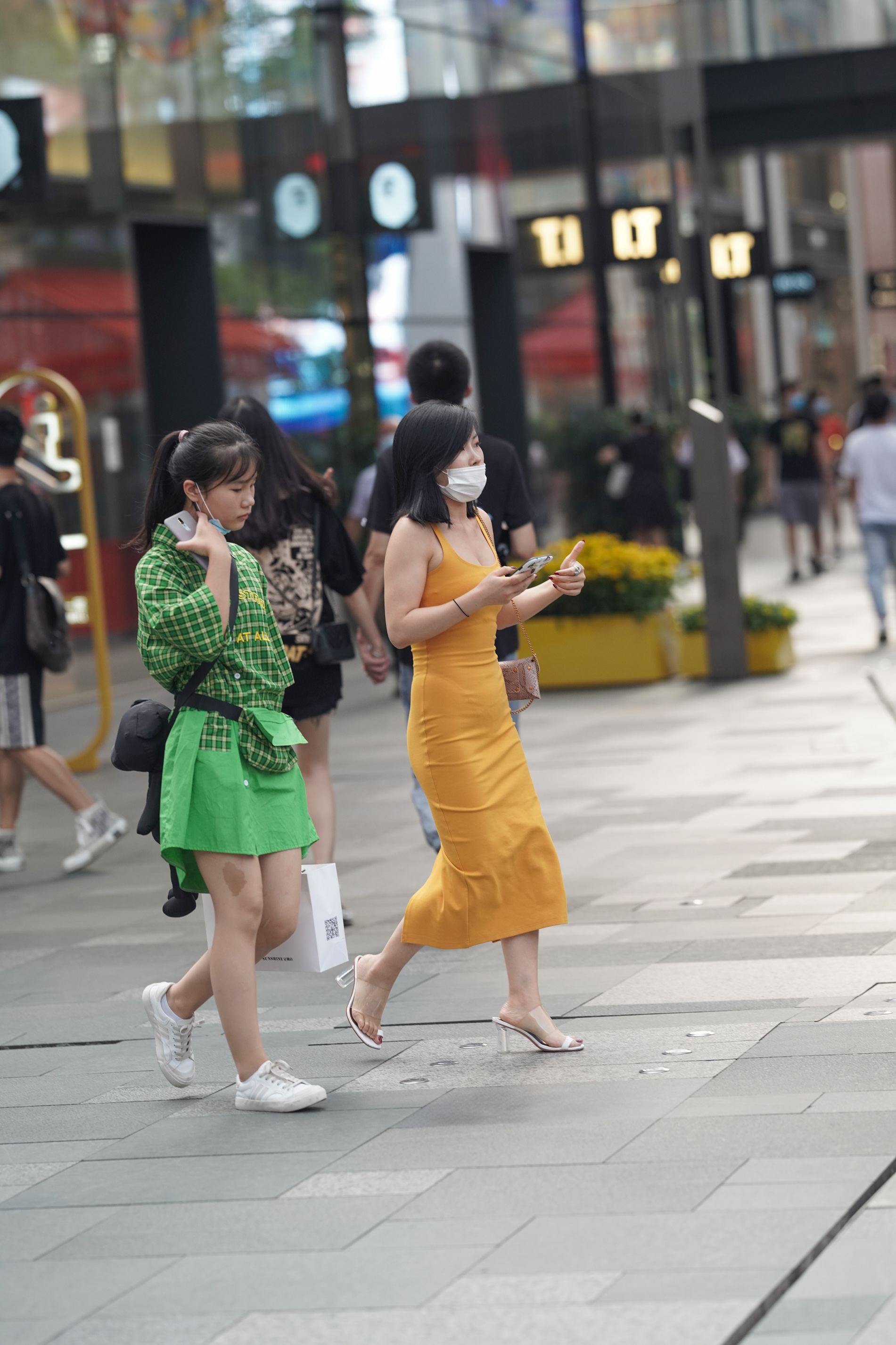 姐姐|姐姐不愧为时尚典范，黄色裙子穿出完美线条，真是一次视觉享受