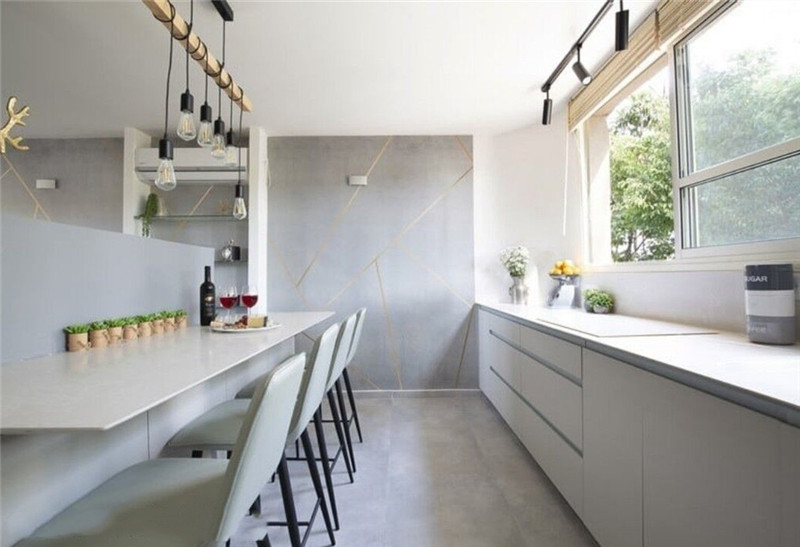 老父亲为女儿买房，没人住也要买，爸爸：以后不上班也能养她老！