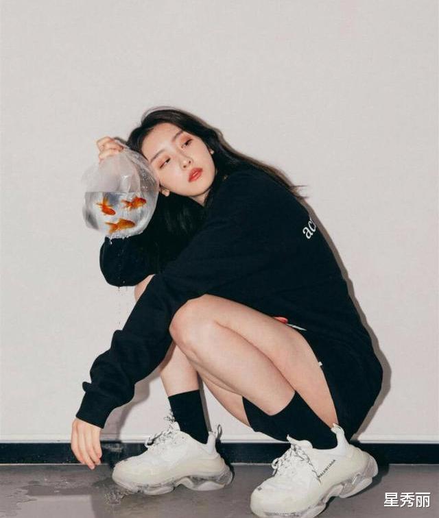赵小棠@《青2》赵小棠真的好优越啊，段小薇在旁边把她衬托得盘靓条顺！
