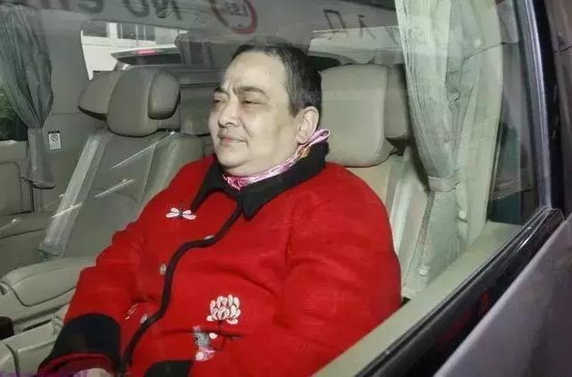 「赌王」98岁赌王被传病危，二太太两个女儿率先回应，家族地位果然不一样