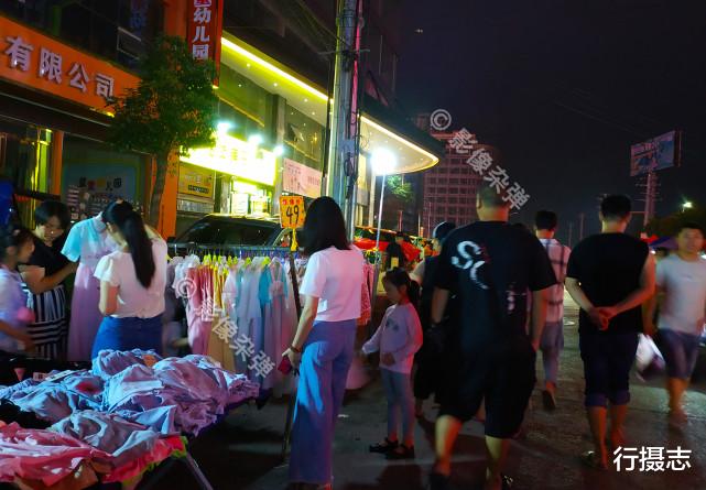 行摄志|直击湖南小县城夜经济，几公里的地摊壮观热闹，老百姓最爱来闲逛