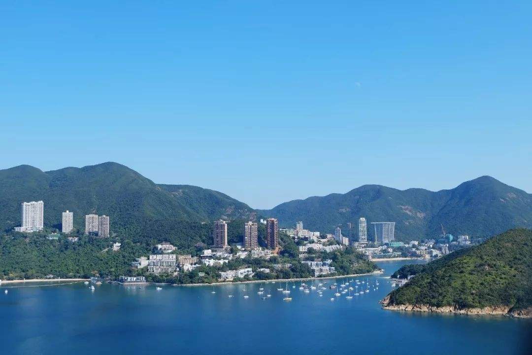 『』李嘉诚的豪宅到底有多壕？住山顶占地面积500平，围墙高达3米！