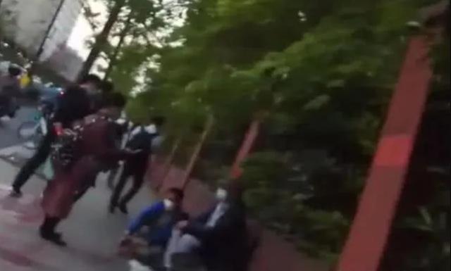 「疫苗」心酸！生命只剩两个月，绝症父亲大街上送孩子：想给他找个好人家