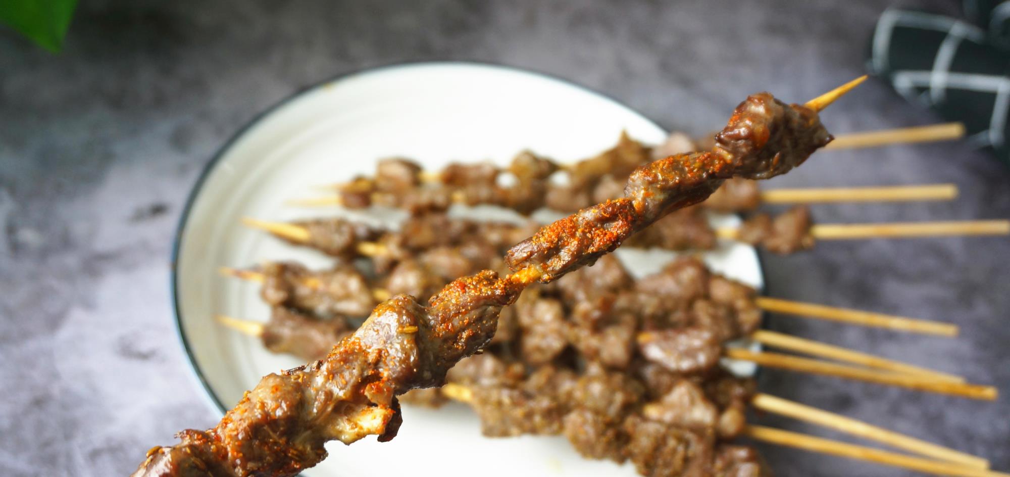 羊肉串■想吃羊肉串自己在家烤，健康无油烟，做法超简单