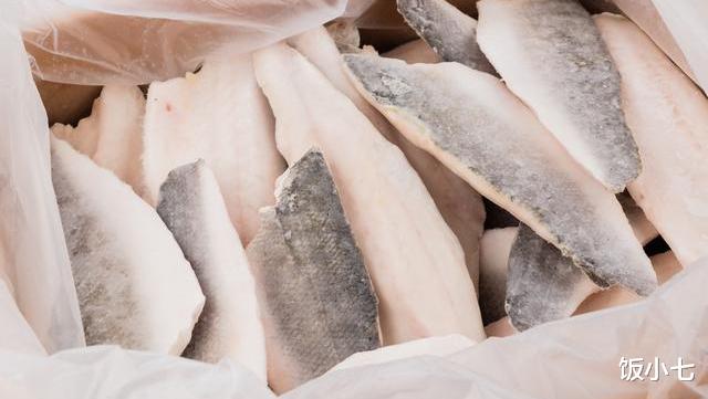 ：解冻鱼的时候，千万别泡水，酒店员工教你一招，跟活鱼一样新鲜