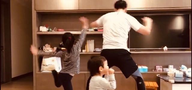 王思聪|朱亚文妻子沈佳妮罕晒美照，无惧素颜大方出镜，微凸小肚实力抢镜