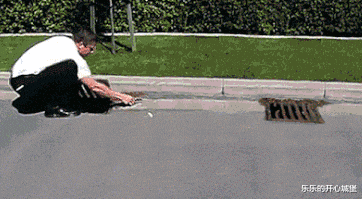 |“被阿姨盯了好几站了，我该怎么办？”哈哈哈哈哈哈...神评信息量真大啊！