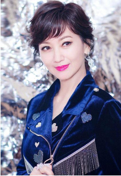 陈小春|“最嫩奶奶”火了，抱孙子逛街被误认是妈妈，网友：孩子缺爷爷吗