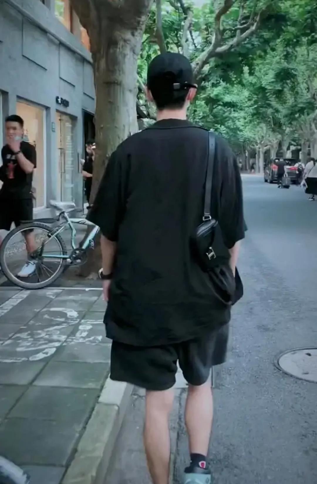 肖战|肖战理发时看书被质疑是作秀？看清书名时候，网友恍然大悟