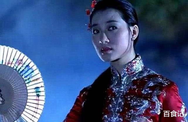 「王小凤」因出演女鬼而成名，入戏太深患上了抑郁症，老公卖掉公司陪她