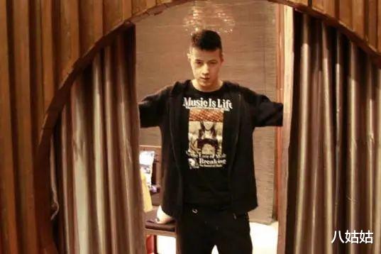 红苹果乐园|《红苹果乐园》播出17年，昔日男主惨变卖烧烤大叔，女配一跃成名嫁进豪门