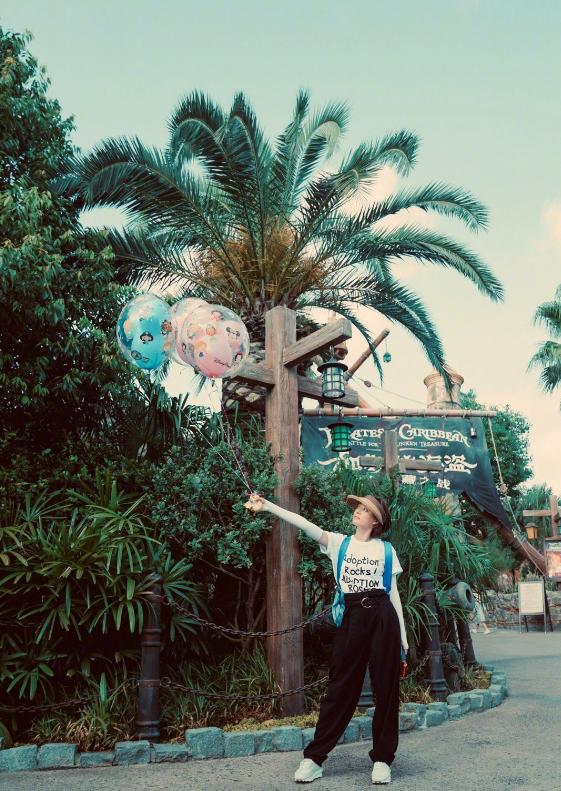 孙俪|孙俪公开送子女上学画面，邓超恋恋不舍流下老父亲的眼泪