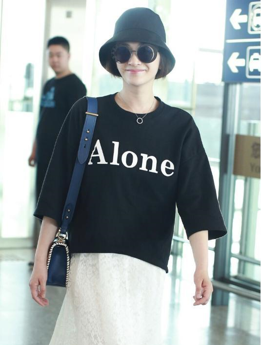 |李小冉才是冻龄的代表，看着皮肤嫩似牛奶，感觉都能掐出水了