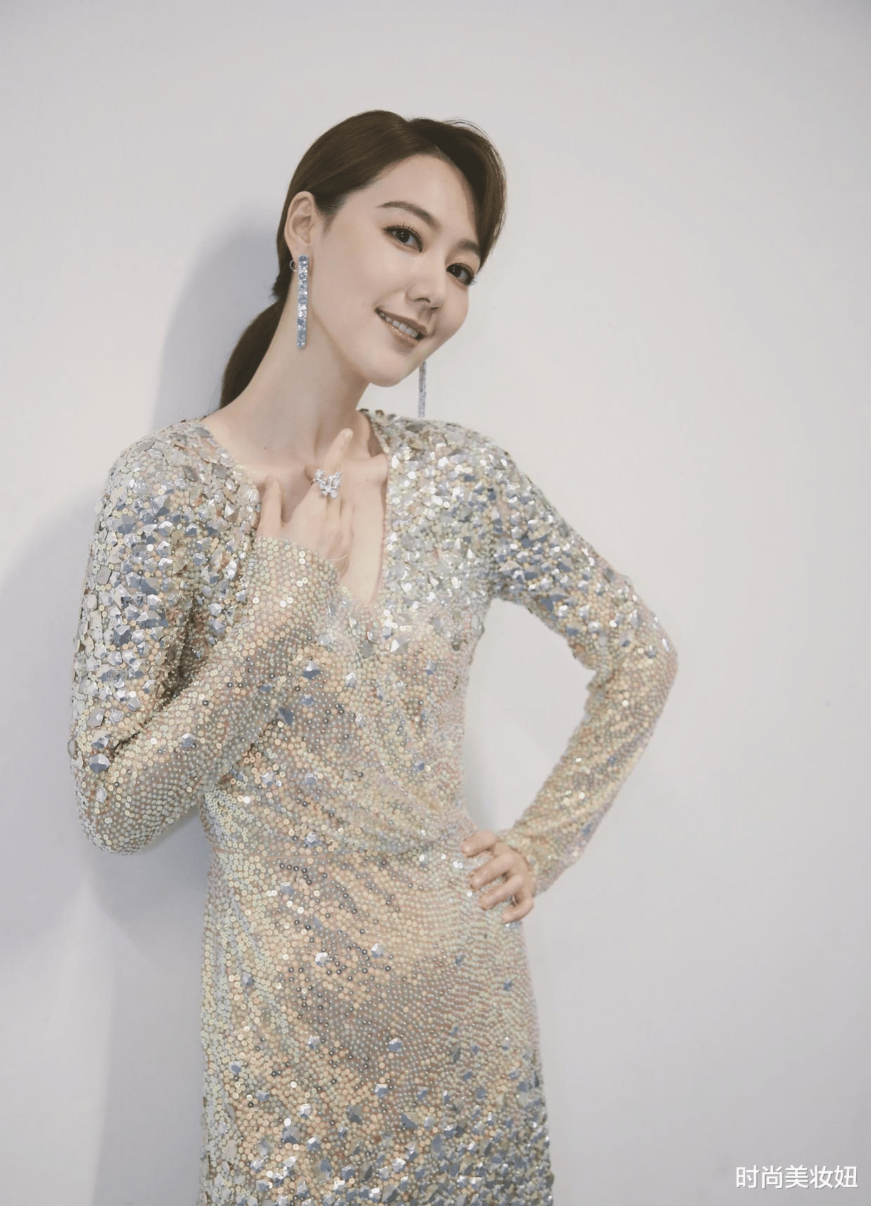 连衣裙|王冠美得真高调,穿亮片连衣裙配低马尾凹造型,被惊艳到了
