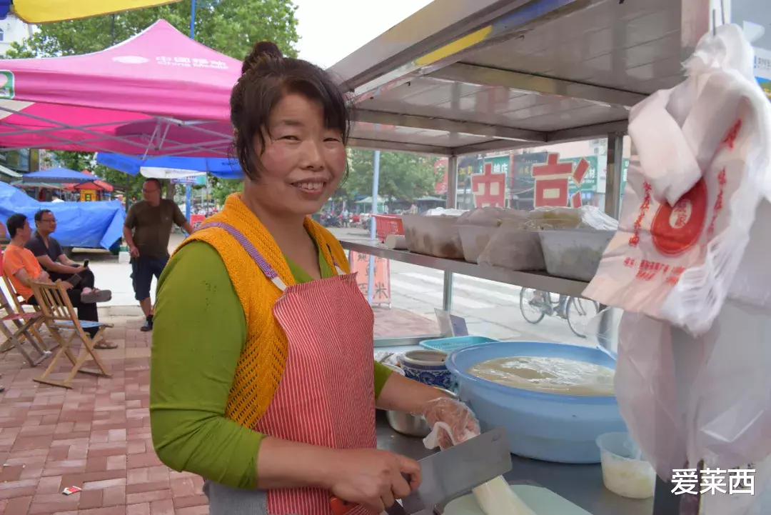 「莱西」莱西大姐摆摊卖凉皮，一天挣一千多，坚持出摊16年之久