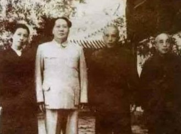 老照片|毛主席珍贵老照片,与江青的彩色合照,看起来非常恩爱