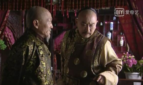 《康熙王朝》中老索尼看到一盘未下完的棋，为什么让索额图当心班布尔善？