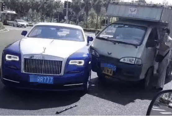 劳斯莱斯：五菱撞到劳斯莱斯 本想索赔 看到五菱车上3字后 算了