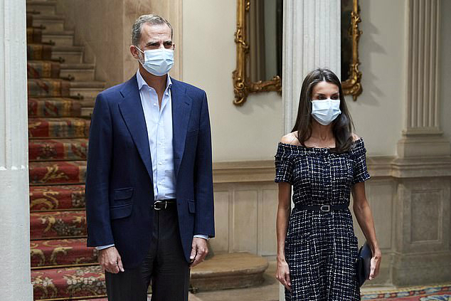 ZARA|西班牙王后高调营业!一字领秀完美直角肩,630元Zara裙我也能拥有