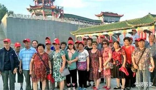 弋说历史|游客送给导游一玉佛，当时没当回事后来鉴宝，专家：赶紧找到主人