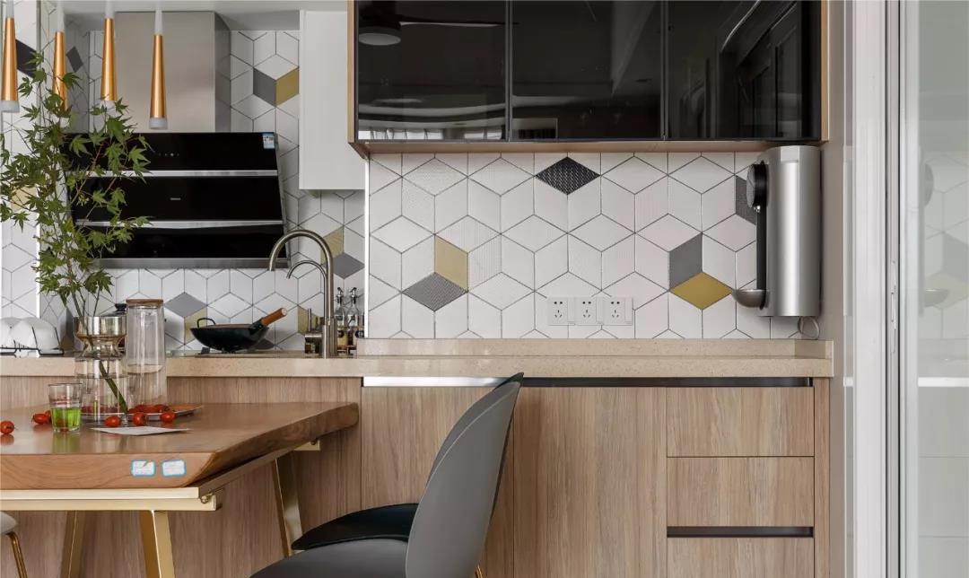 『』她家96平，玄关塞冰箱，卫生间挤鞋柜，电视墙巴掌大！却异常实用