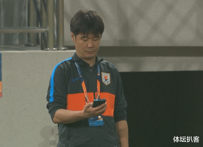 山东鲁能|91分钟被绝杀!中超4冠王轰然倒下,主帅郁闷看手机,替补席懵了