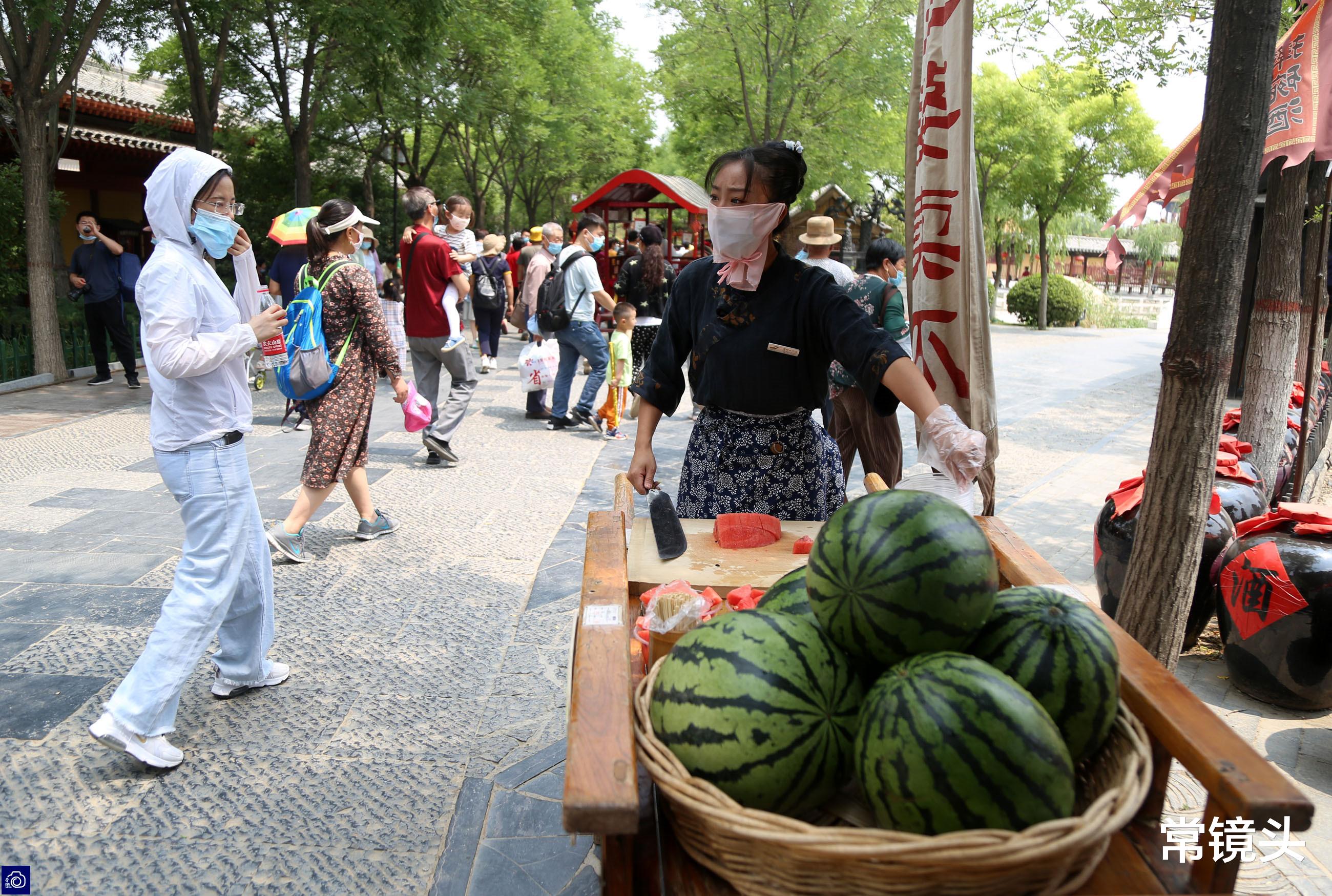 [摆摊]漂亮模特辞职摆摊卖西瓜，一年净赚20万，老公听说后辞职跟她打工