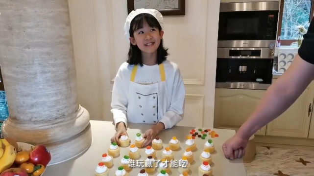 「陆毅」陆毅陪女儿做蛋糕玩游戏，贝儿化身小厨娘亲手喂爸爸，豪宅厨房宽敞超奢华