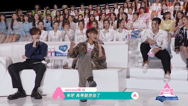 [鹿晗]鹿晗秀恩爱被发现，录制节目穿情侣皮鞋，与关晓彤隔空撒糖超甜蜜