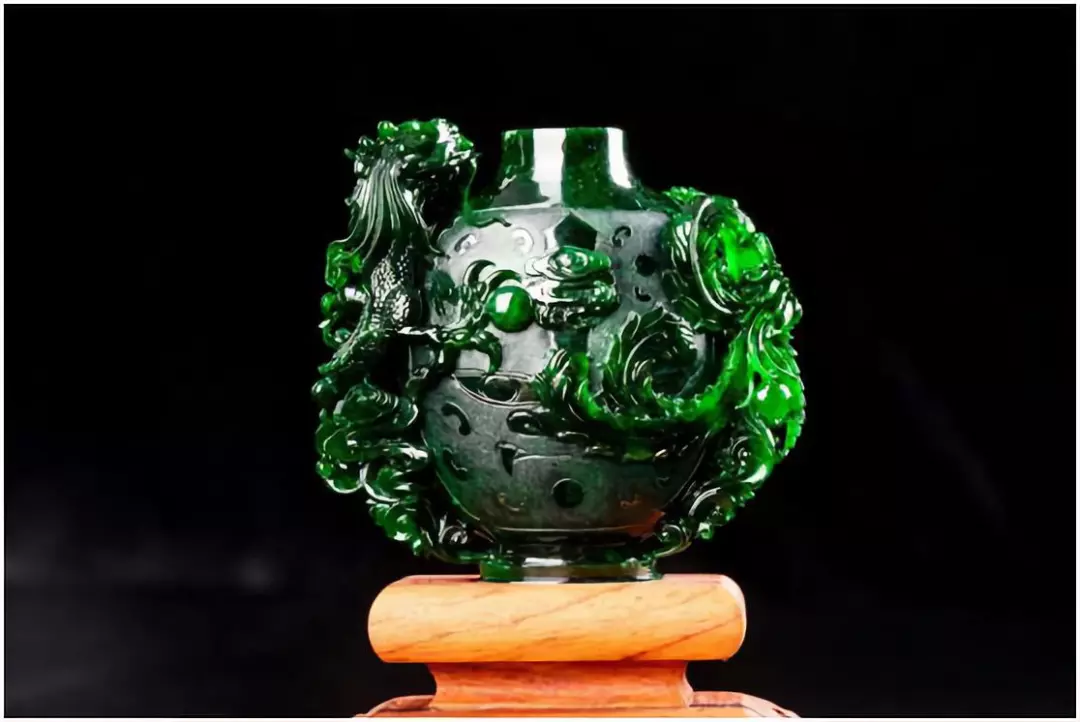文玩核桃|几件大师雕刻的精美翡翠摆件，每一件曾是获奖作品，惊艳到你了吗