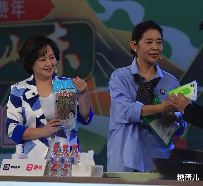 鞠萍|倪萍跟紧潮流减肥，再打扮漂亮看着就年轻点，衬得鞠萍很显老！