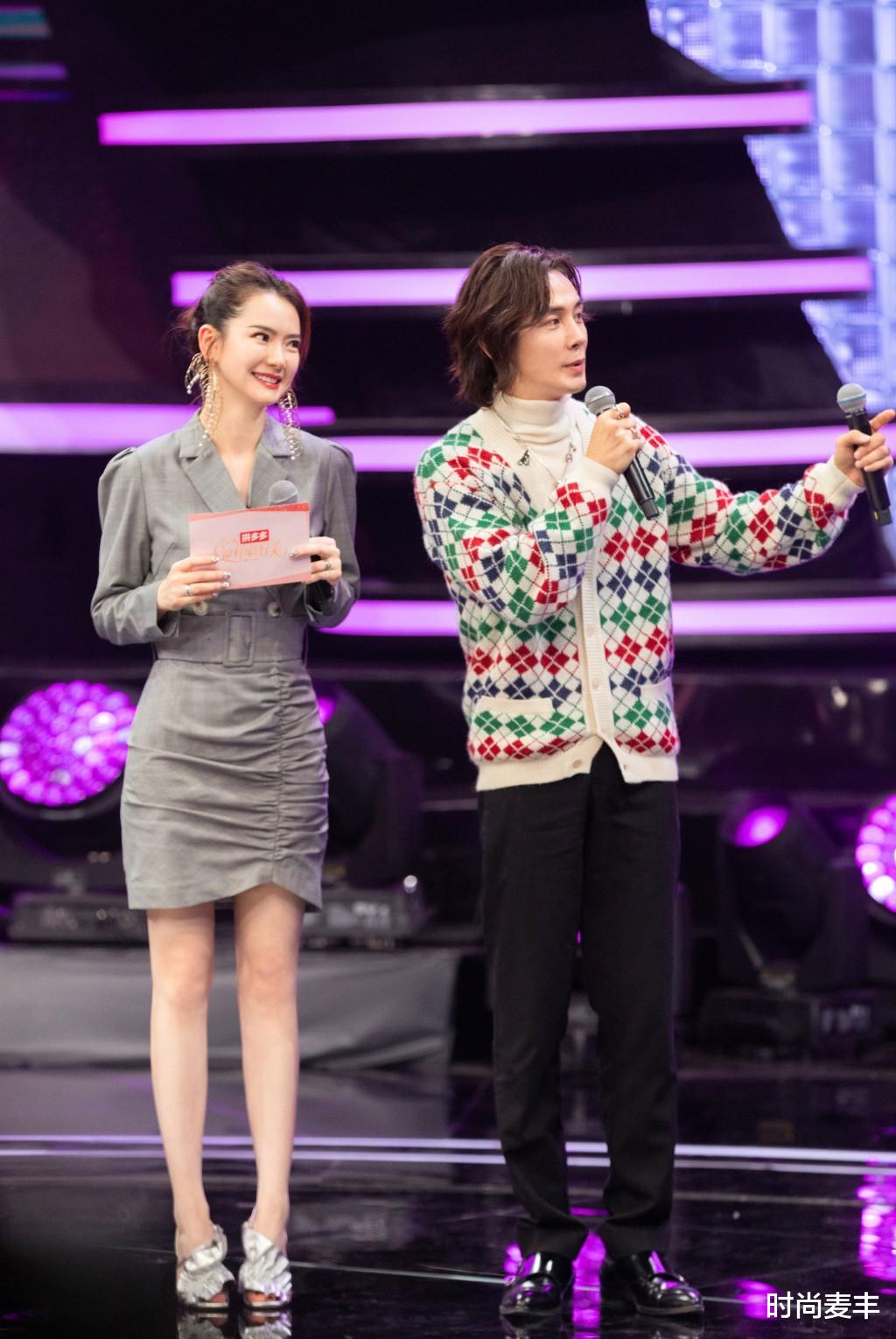 #西装#戚薇气场不一般，格纹西装配高马尾利落干脆，同框老公却尽显温馨