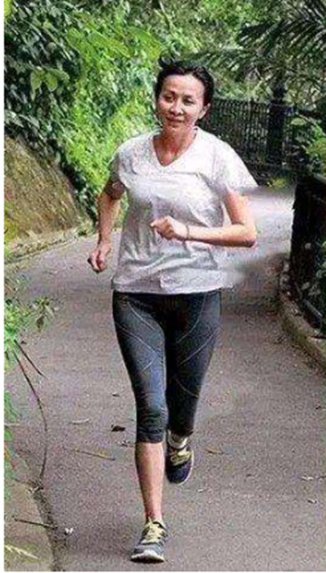 刘嘉玲|刘嘉玲晨跑被拍，慌忙躲避镜头，素颜的她和普通老太太一样