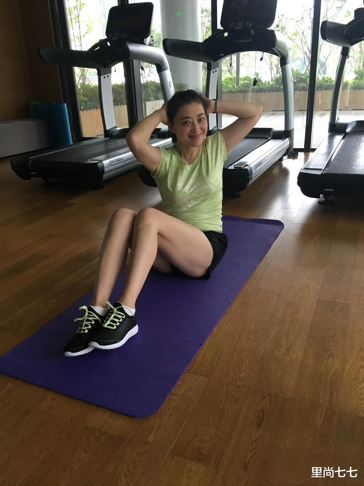 [梅婷]梅婷真随性，穿短裤健身美腿不瘦却真性感，纯素颜黑眼圈太明显