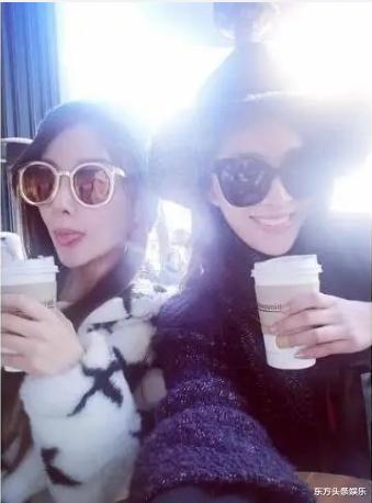 李小璐@李小璐与闺蜜开心聚会，自拍撞脸还自诩美人，网友：傻傻分不清楚