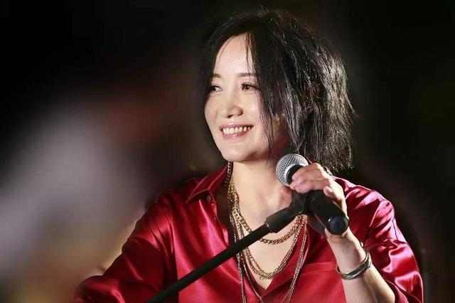 臧天朔|她4次登上春晚，与恩师同居怀孕却被逼堕胎，今52岁依旧单身