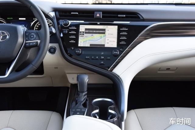 「丰田凯美瑞」国人没白捧它,30天大卖15072台,油耗低至4.1L,车主:从未后悔