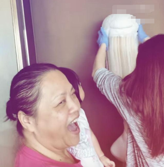何超盈|何超盈晒女儿近照，“荷包蛋”出生13个月变化大，超盈全然不顾形象素颜出镜
