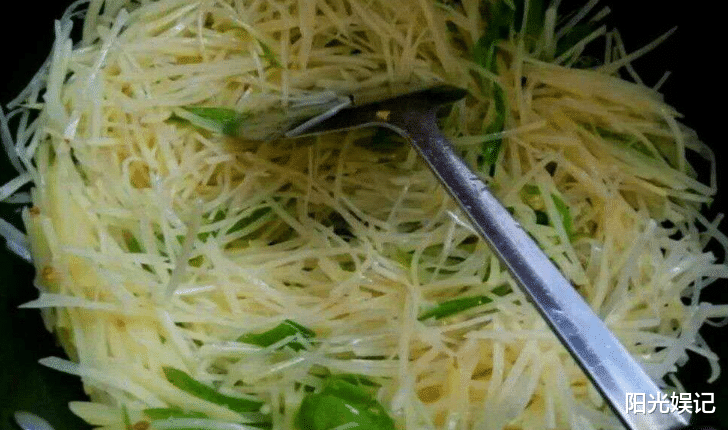 土豆丝@炒土豆丝前，用水冲洗是错的！40年大厨教你3大技巧，爽脆不粘锅