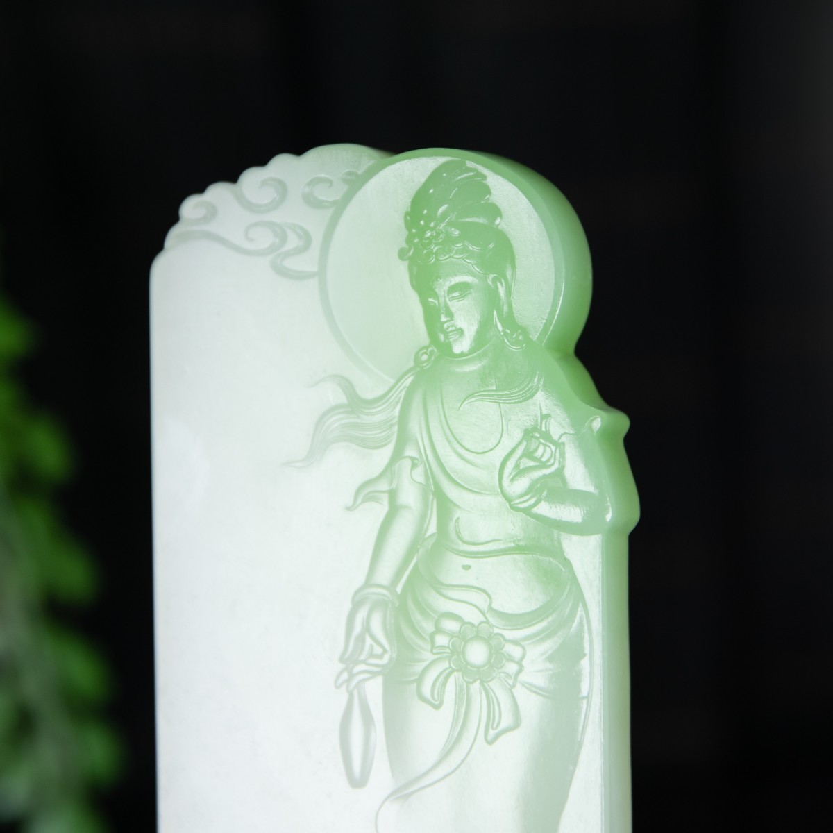 |白玉带翠价格翻倍，这种带翠料可与翡翠比美