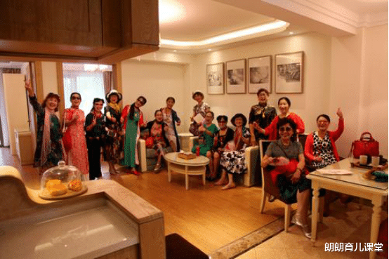 朗朗育儿课堂 “抱团养老”遇难题，远离子女看似自由，却在慢慢毁掉老年生活