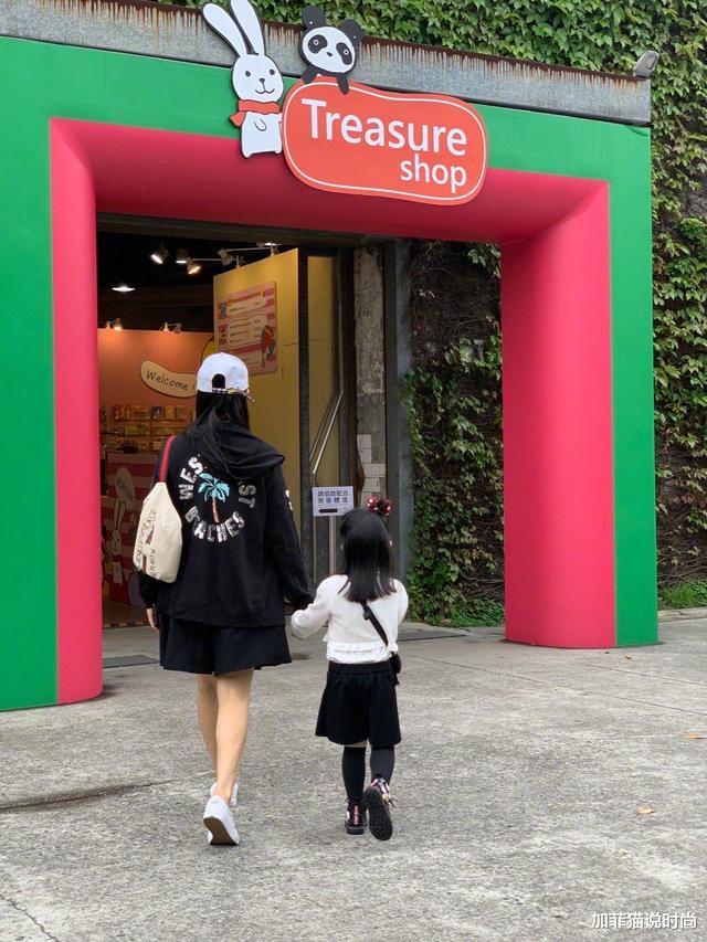 伊能静▲伊能静携小10老公亮相，大把年纪躲在老公怀里撒娇，活出少女模样，慕了