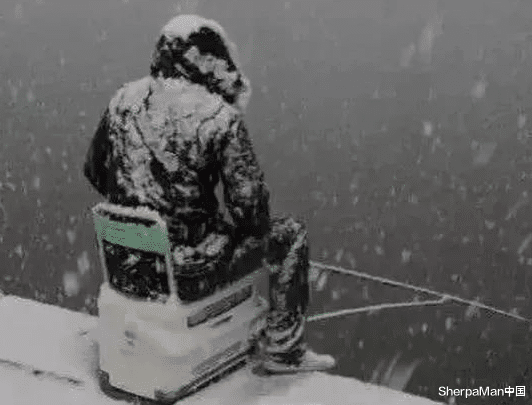 空军|一根国产鱼竿迷倒男人,手指大钓8斤大头鱼,网友:今夜不空军